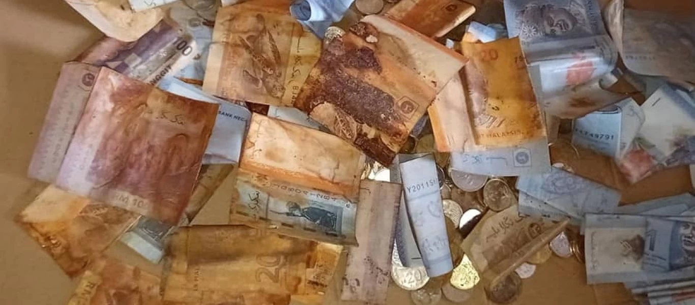 Μαλαισία: Γυναίκα έβαλε μαζί χαρτονομίσματα και κέρματα σε ένα κουτί και τα λεφτά γέμισαν σκουριά (φωτό)